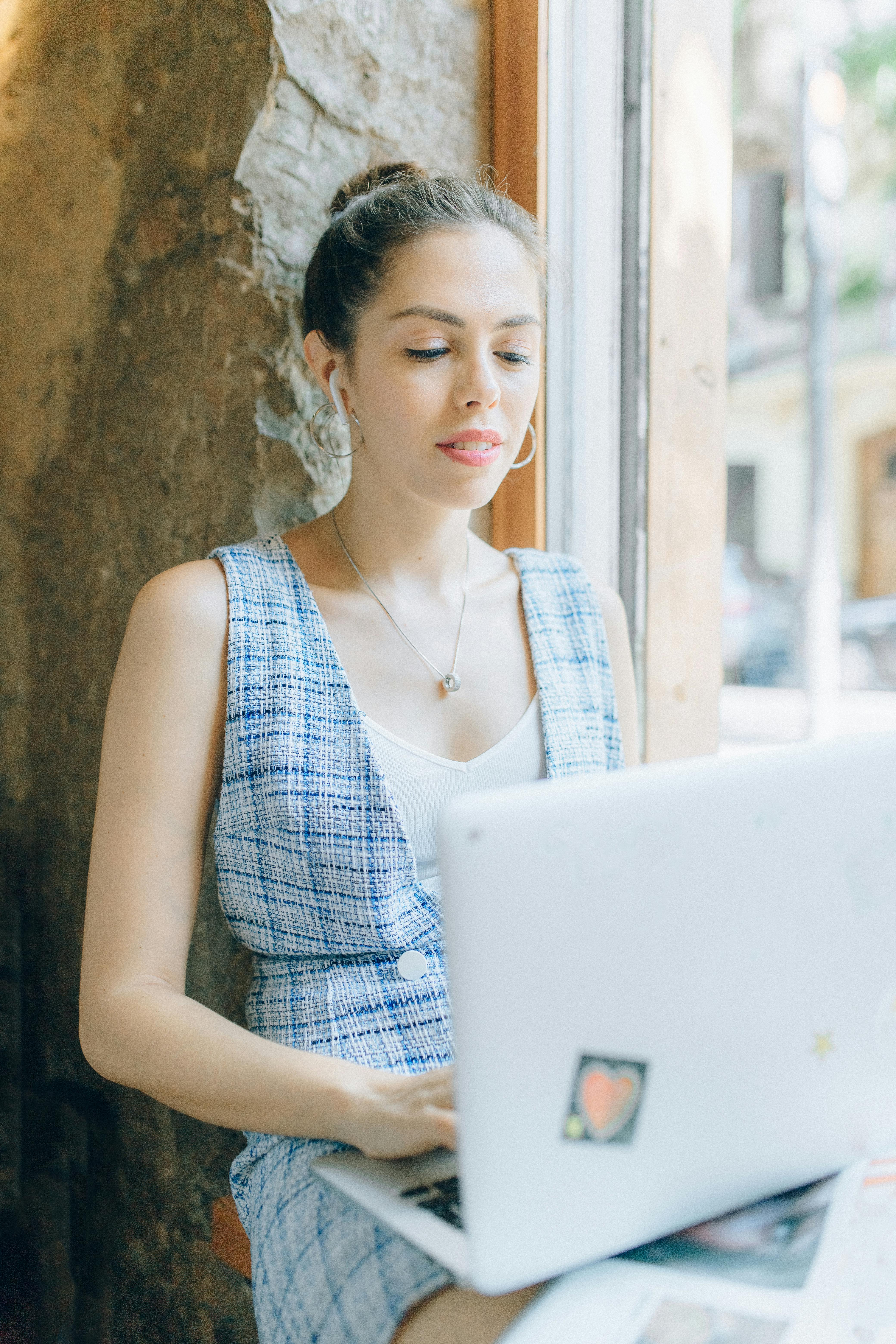 在乡村咖啡馆里，一位优雅的女人正用笔记本电脑工作