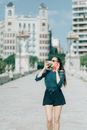 在一个阳光明媚的日子里，女人在户外散步、喝咖啡、打电话