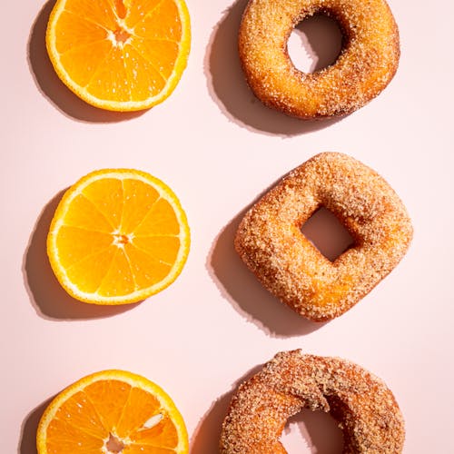 Fotos de stock gratuitas de comida, dónuts, fondo rosa