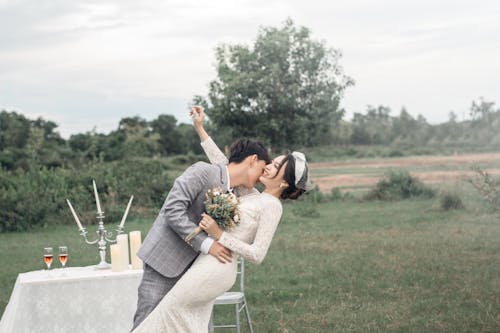 Foto d'estoc gratuïta de arbres, besant, boda