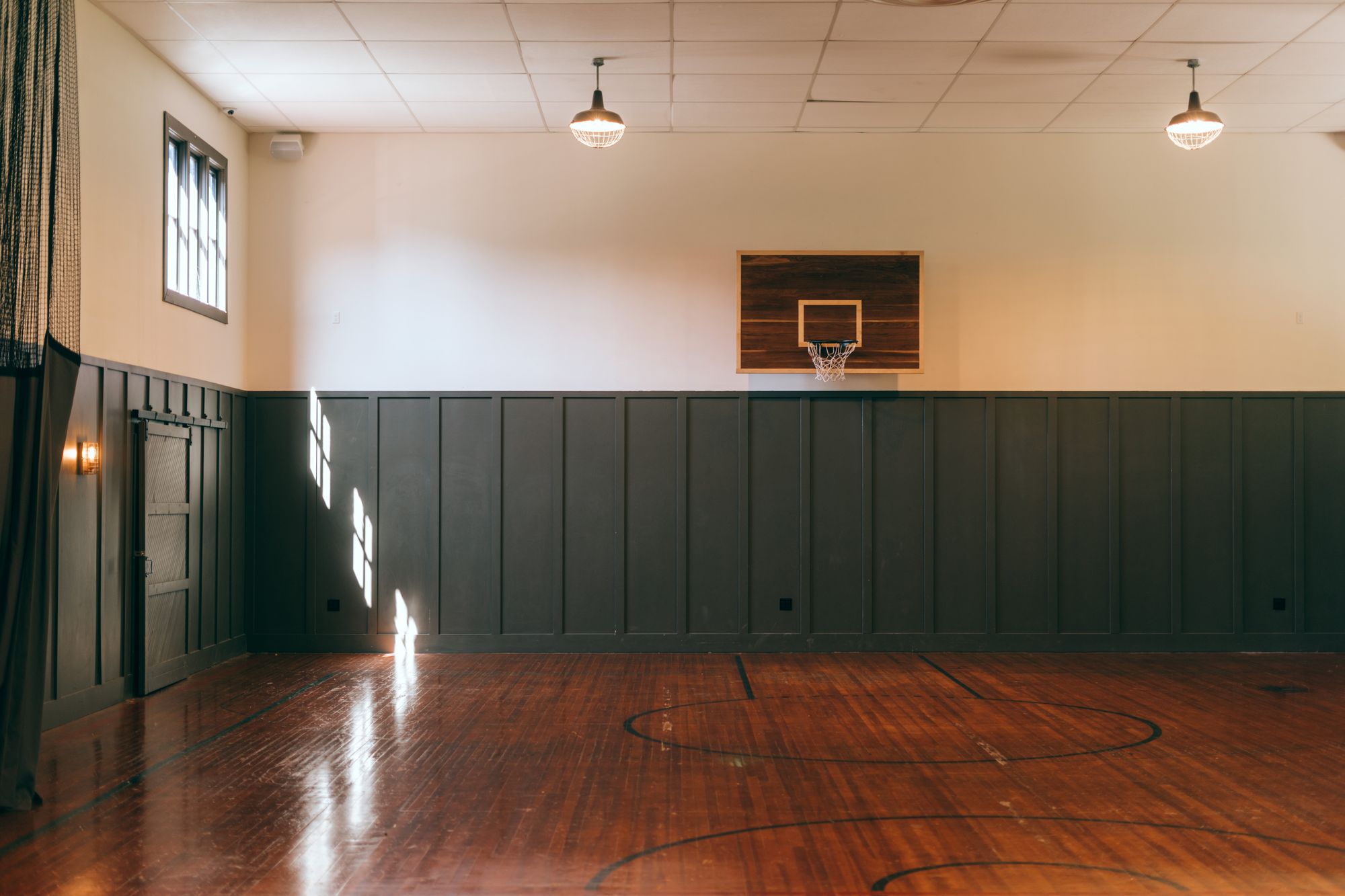 Cancha deportiva interior con duela de madera