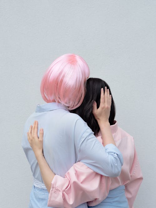 Gratis Mujeres Sin Rostro Abrazando Suavemente En Estudio Foto de stock
