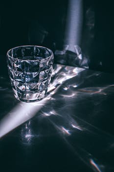 玻璃百叶窗在表面投下复杂的反射与阴影