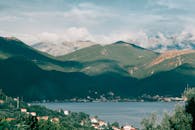 青山与山区村庄之间的湖水平静得令人惊叹