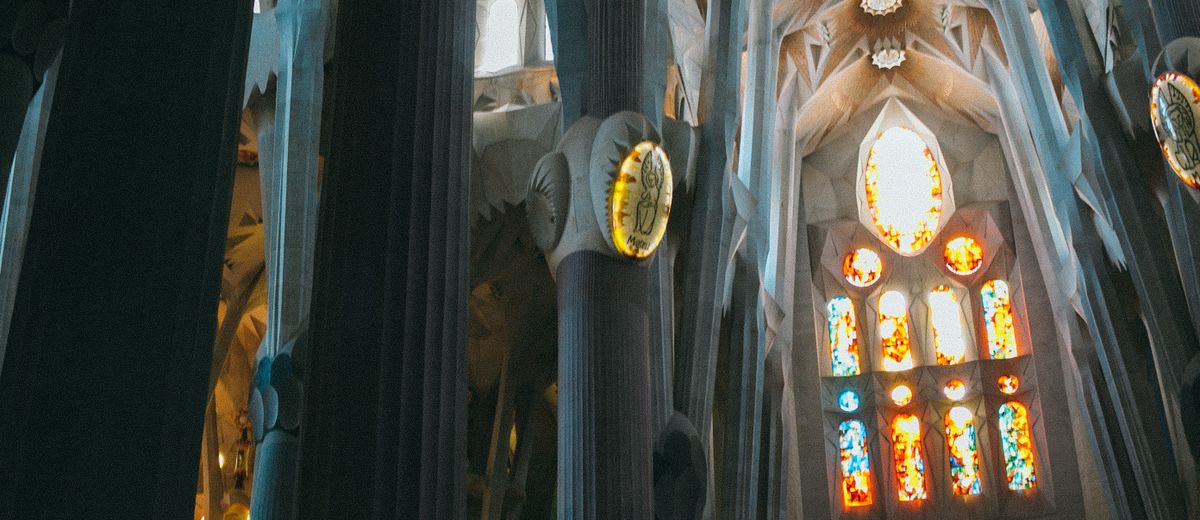 Vidrieras y columnas en el interior de la Sagrada Familia