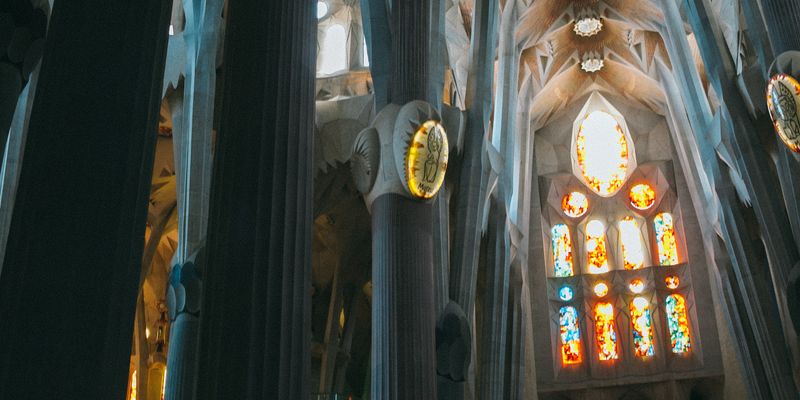 Vidrieras y columnas en el interior de la Sagrada Familia
