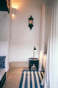 摩洛哥地毯與 Ojai 藍色波西米亞枕頭搭配