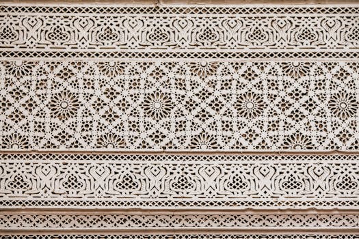 木板上展示了几何和花卉图案的详细工艺