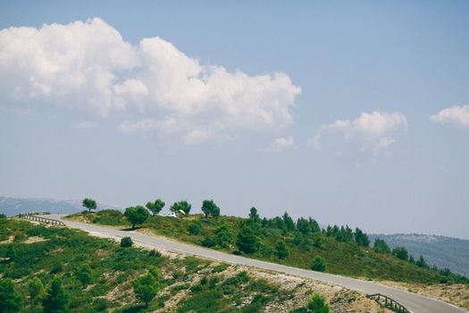 山区柏油路绿树成荫，风景如画