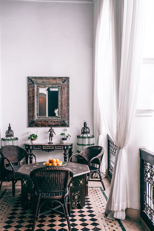 Table En Bois Noire Avec Chaises