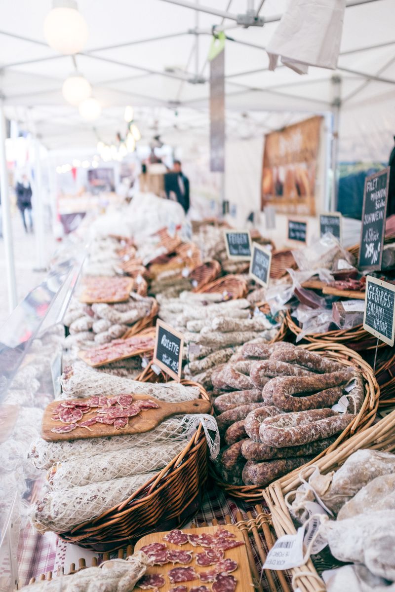 Cestas de mimbre con embutidos y producto de la tienda
