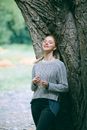 一位开朗的女人穿着针织衫，在户外享受着平静的时刻