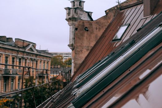 阴云密布的天空下，历史悠久的城市建筑屋顶倾斜的景观