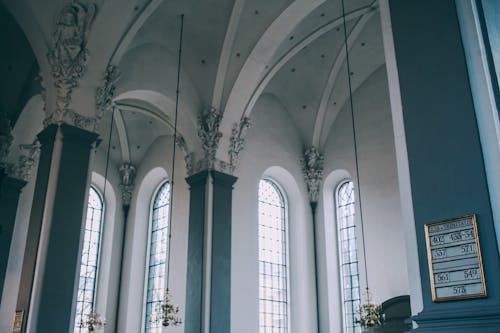 Intérieur Du Bâtiment En Béton Blanc Et Gris