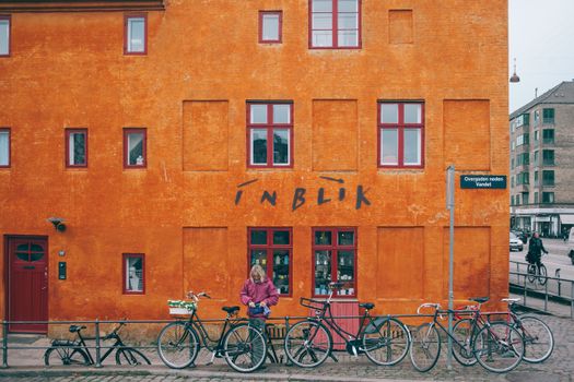 copenhagen cycling woman