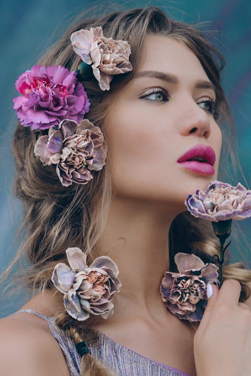 Mulher Com Batom Rosa E Flores Brancas E Roxas Na Orelha