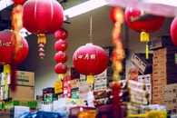市场上存放食物的纸箱中悬挂着色彩缤纷的中国灯笼