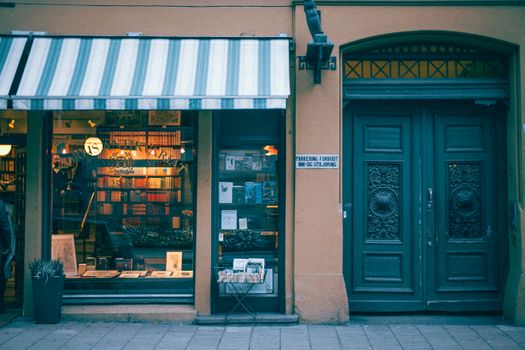 书店入口舒适，采用经典设计，店面装饰与城市街道相得益彰