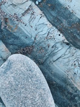 顶视图下，白天石上的冰面呈现抽象背景