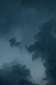 黑暗的暴风雨云营造出迷人的戏剧性天空氛围