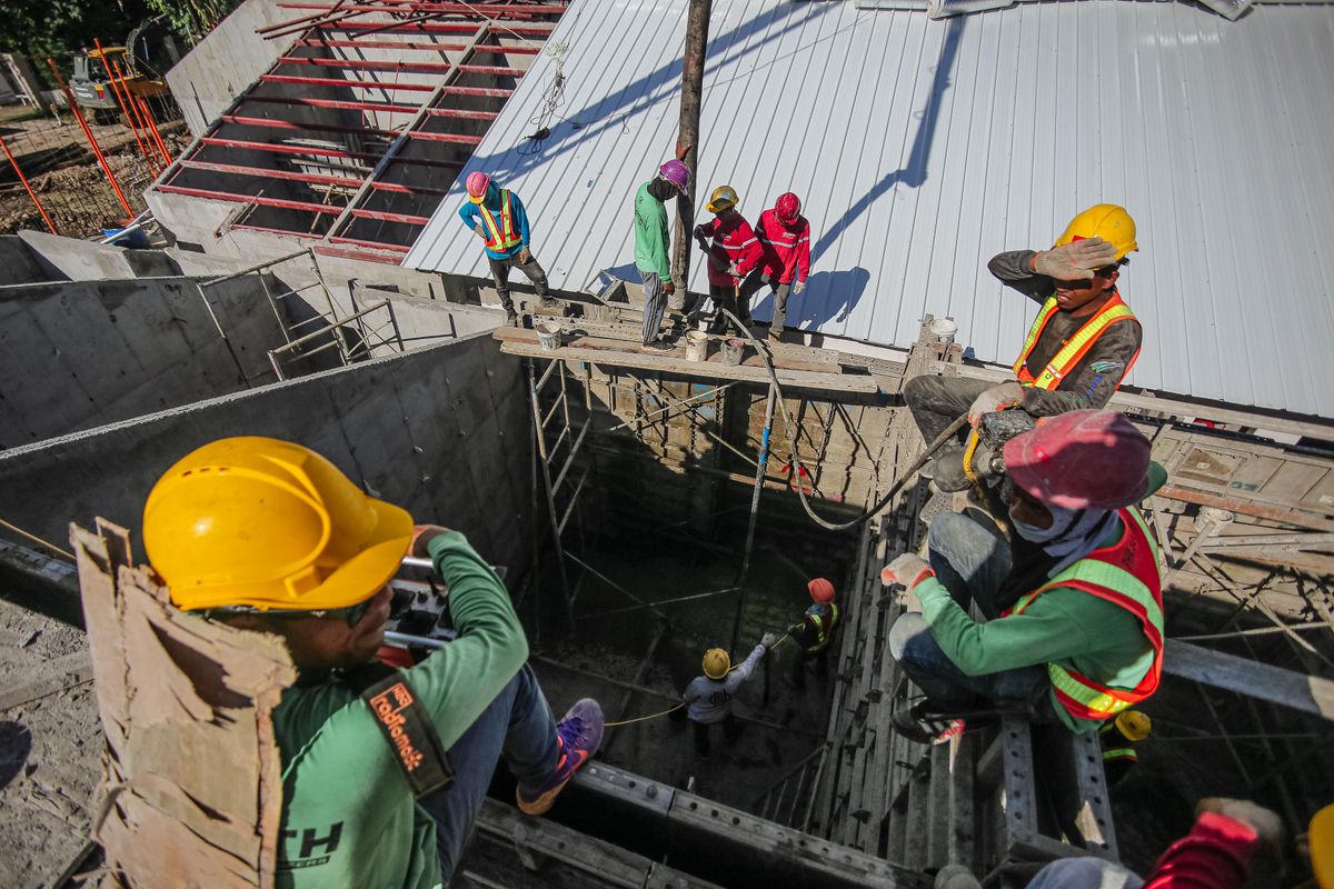 Vakmensen aan het werk op de bouwplaats