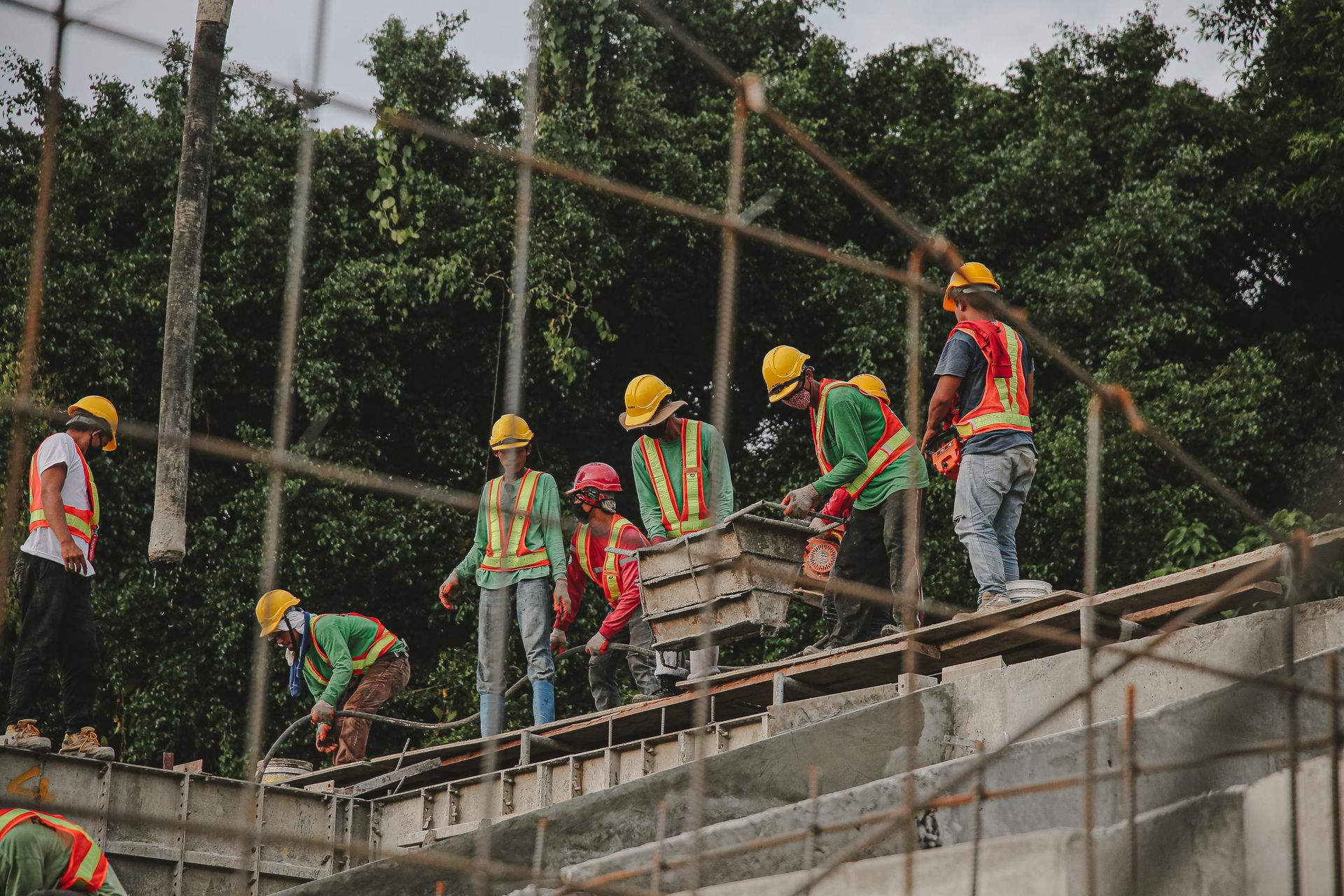 Ploeg vakmensen met veiligheidshelmen aan het werk op locatie