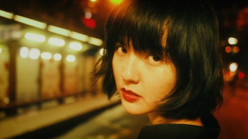 Joven, Mujer Asiática, En, Estación De Tren