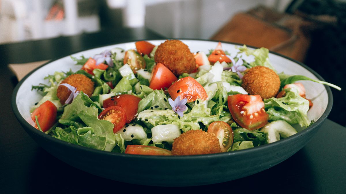 prato de salada completa com legumes e tempero saudável
