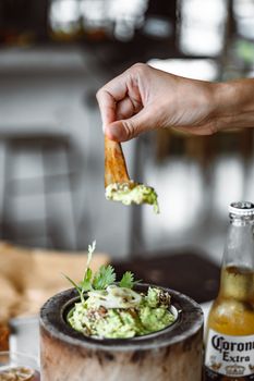Fajita de poulet épicée avec patate douce et haricots noirs