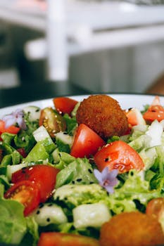 这道色彩缤纷的花园沙拉，以新鲜蔬菜为基底，点缀着酥脆的丸子，非常适合作为健康膳食