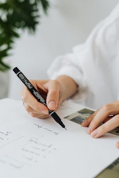 这是一张用黑色笔在纸上手写的特写图像，重点展现创造力和规划