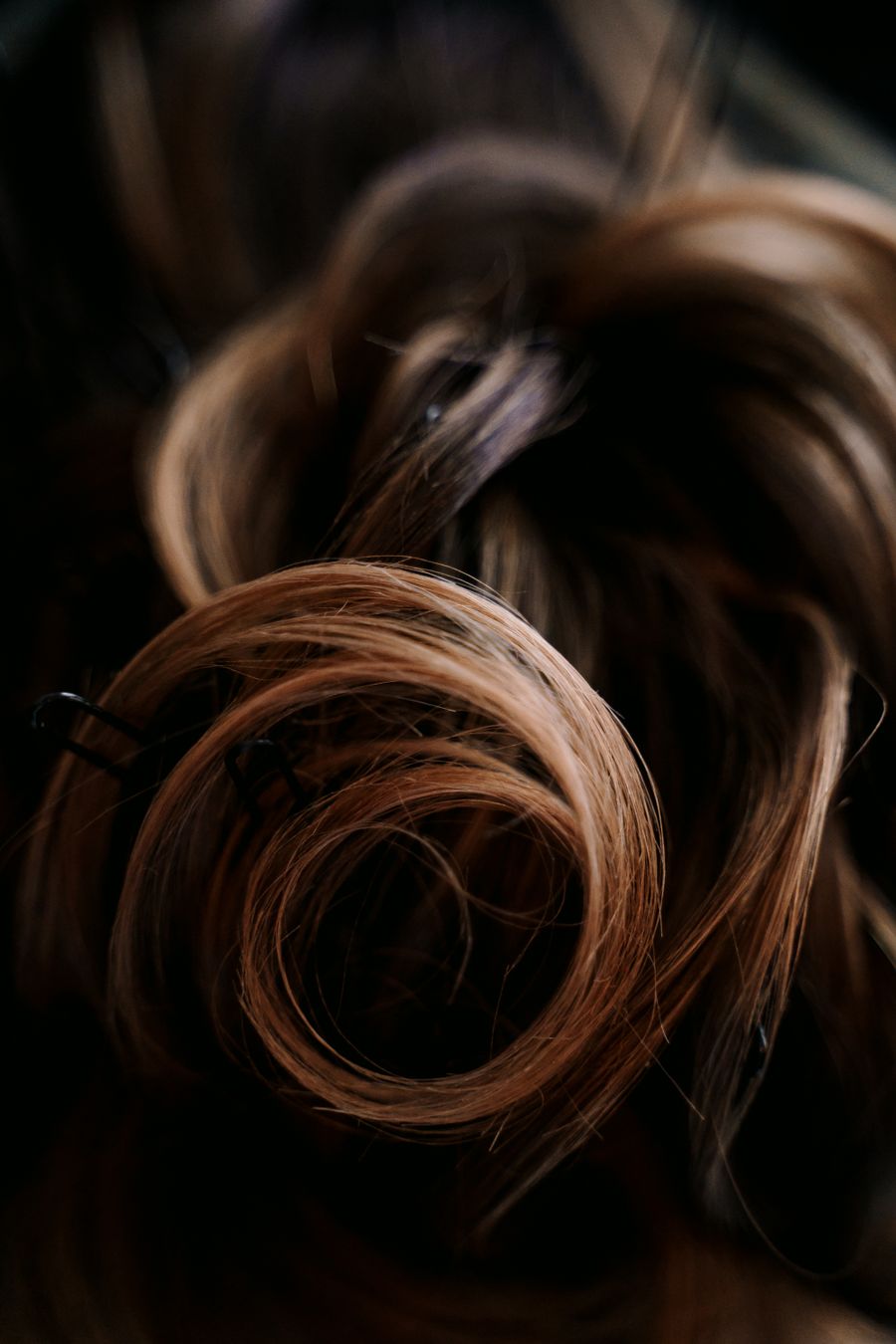 Detalhe de cabelo saudável, com brilho e movimento