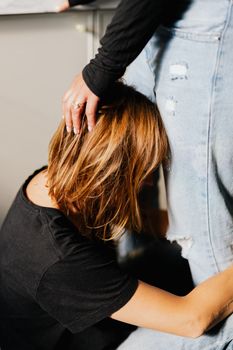 室内两名女性感人地相互支持与安慰的时刻