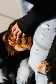 女人在情感上寻求安慰，渴望表达深厚的联系