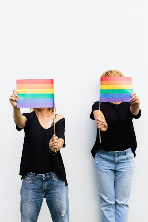 Fotos de stock gratuitas de bandera arcoiris, bandera del orgullo gay, camisa negra