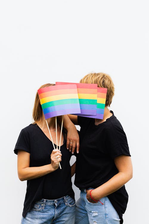 Fotos de stock gratuitas de amigos, bandera arcoiris, camisa negra
