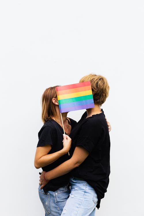 Gratis stockfoto met bedekkend gezicht, gay pride vlag, knuffelen