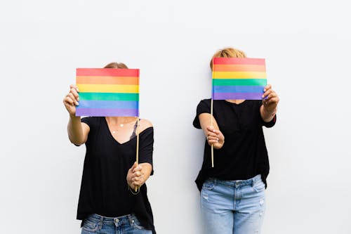 Fotos de stock gratuitas de amigos, bandera arcoiris, camisa negra