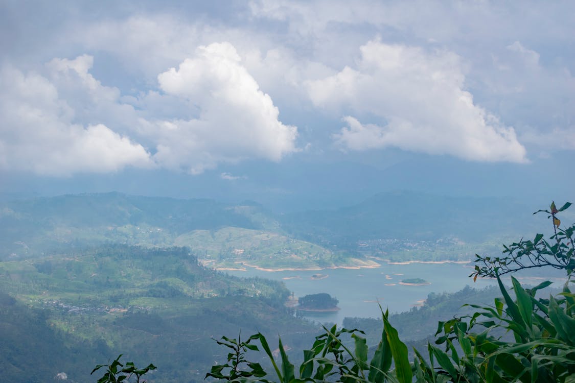 Foto profissional grátis de céu bonito, lago azul, montanhas verdes