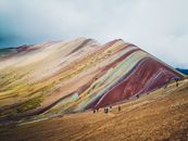 彩虹山色彩缤纷的山坡，吸引着徒步旅行者前来探索，充满了活力的景观
