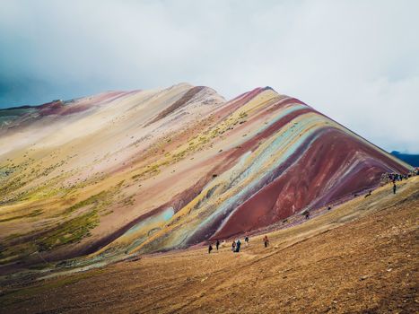 彩虹山色彩缤纷的山坡，吸引着徒步旅行者前来探索，充满了活力的景观