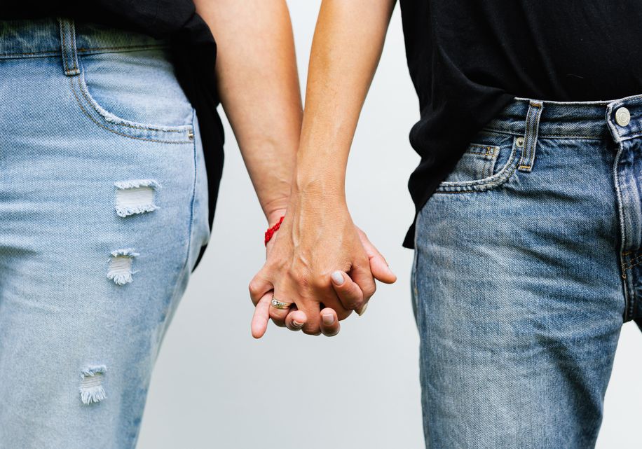 Online dating: starting a conversation on a niche platform