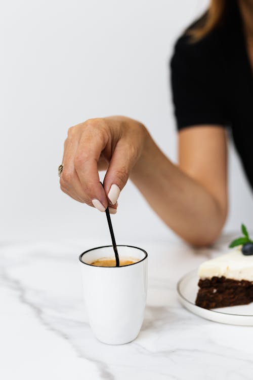 Kostnadsfri bild av grunda fokus, hand, kaffe