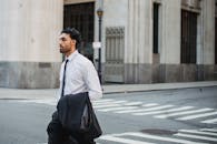 自信的商人穿着西装走过城市街道