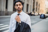 城市街道上，穿着白衬衫和夹克的年轻商人