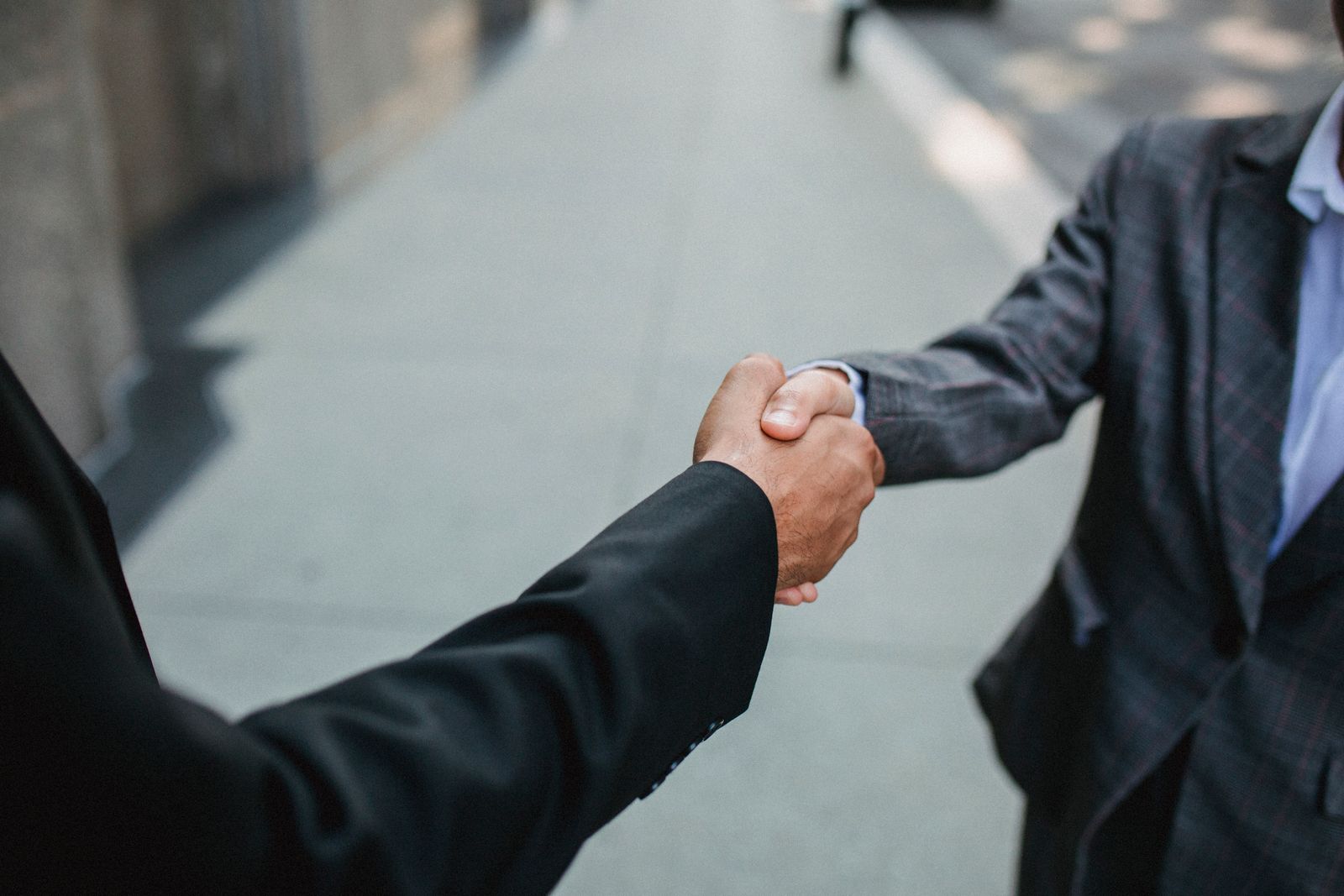 Apertado de mão entre executivos de tecnologia simbolizando parceria