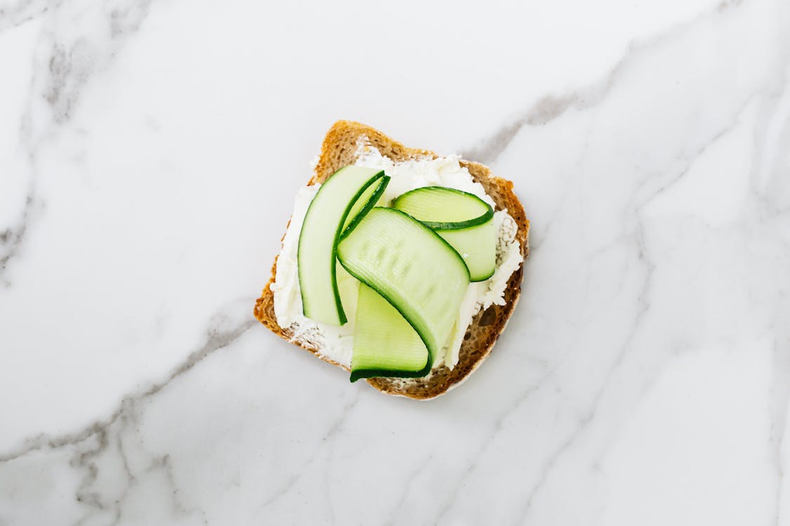 There are 16 recipes for delicious sandwiches that are ideal for lunches during the spring