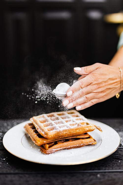 Kostnadsfri bild av bord, bröd, händer