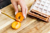 将新鲜的杏子切成薄片，搭配糖粉华夫饼，非常适合食品摄影