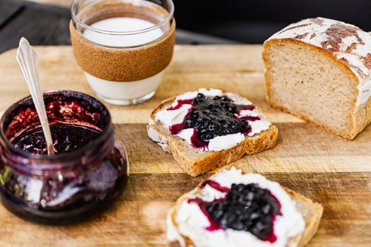 Colazione rustica con pane fatto in casa, confettura e latte fresco